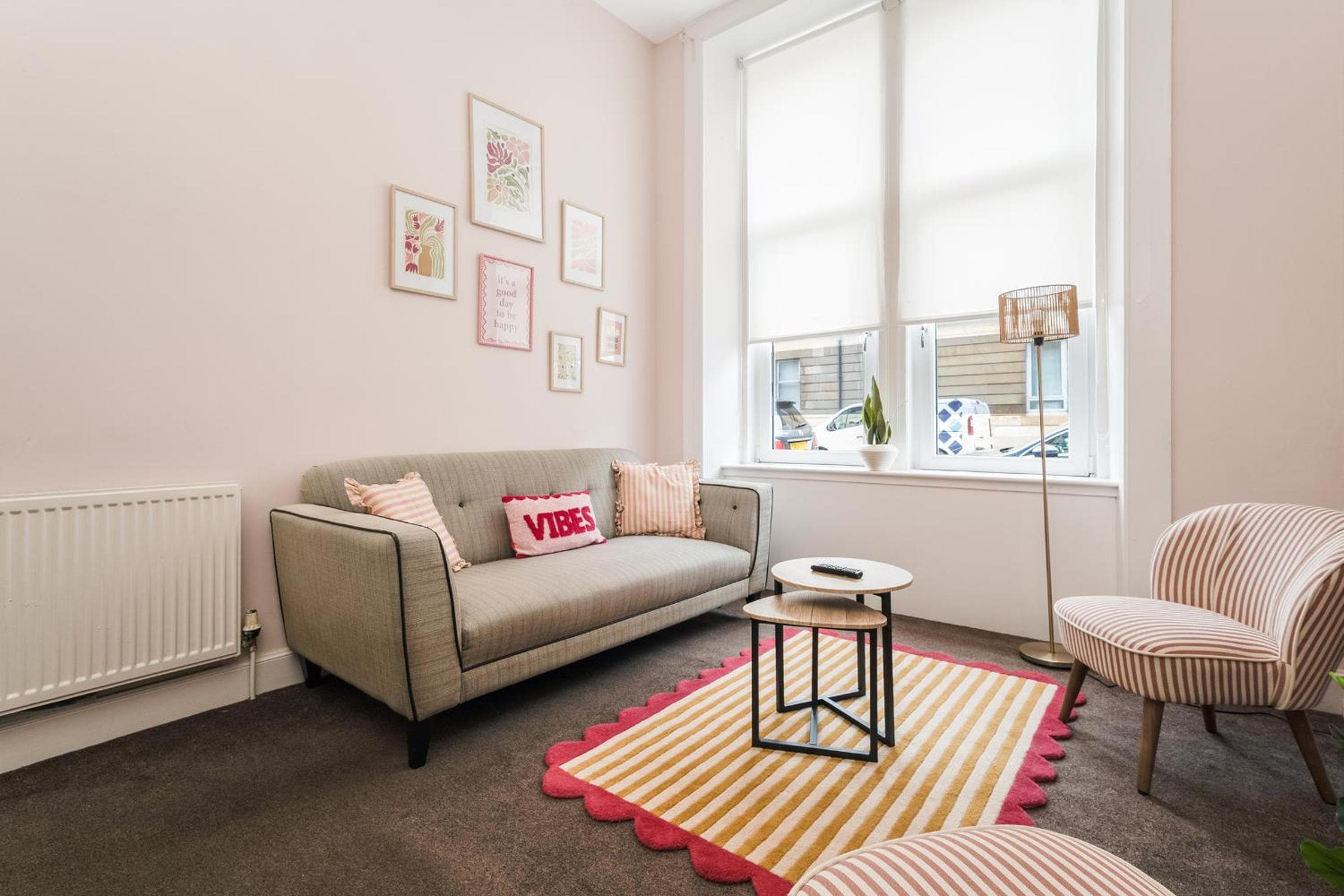 4 Beds - City Gateway Getaway with Free Parking