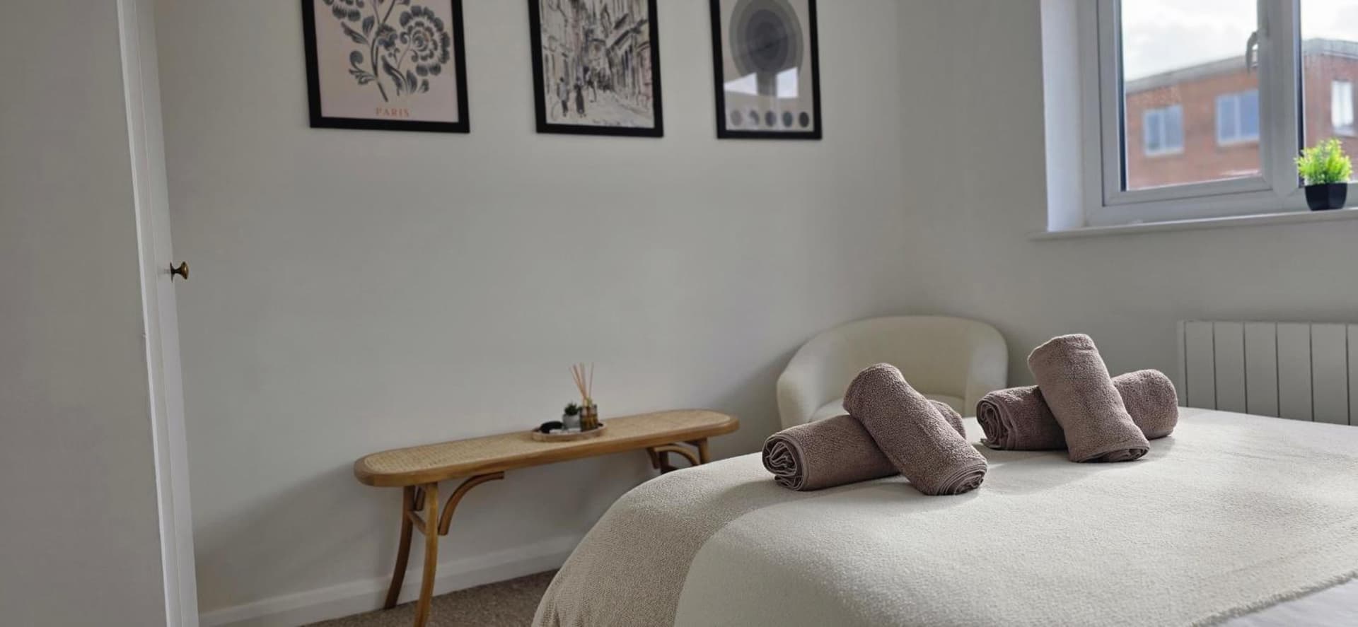 Quiet Cozy Salisbury City Centre 2-Bedroom Serviced Accommodation-Apartment-Detached House - Tirgo Collection