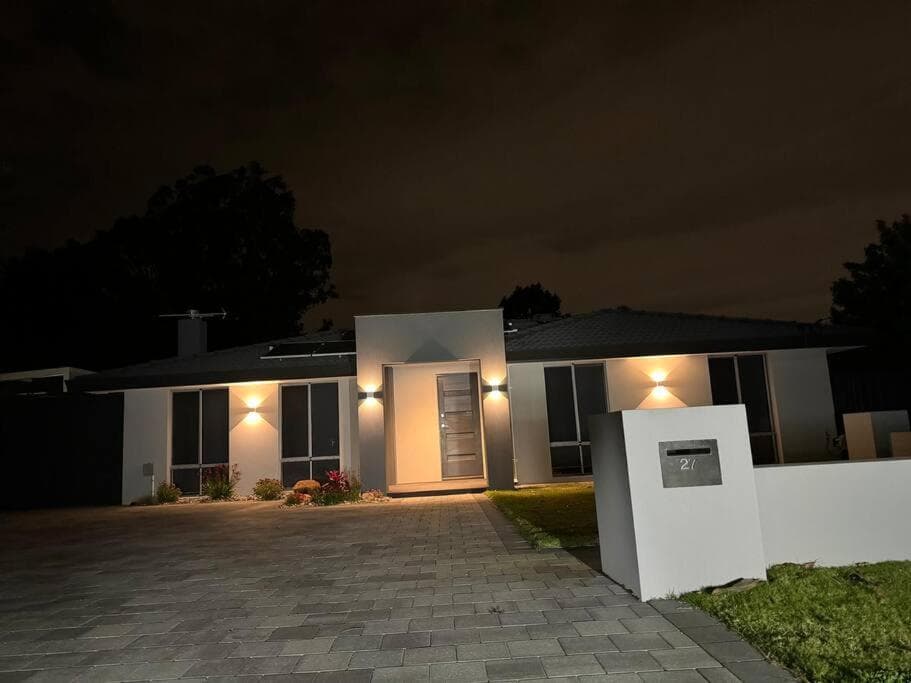Deluxe modern family home with Pool