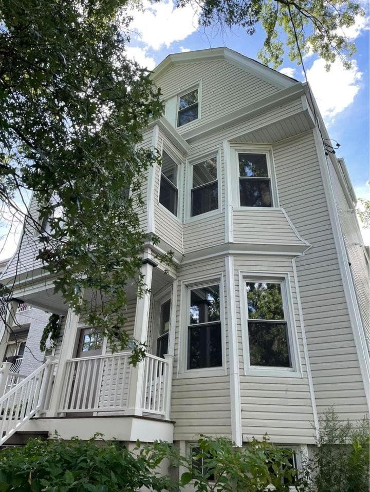 A Great Day in Newark - Elite 3 BR Sunny Retreat