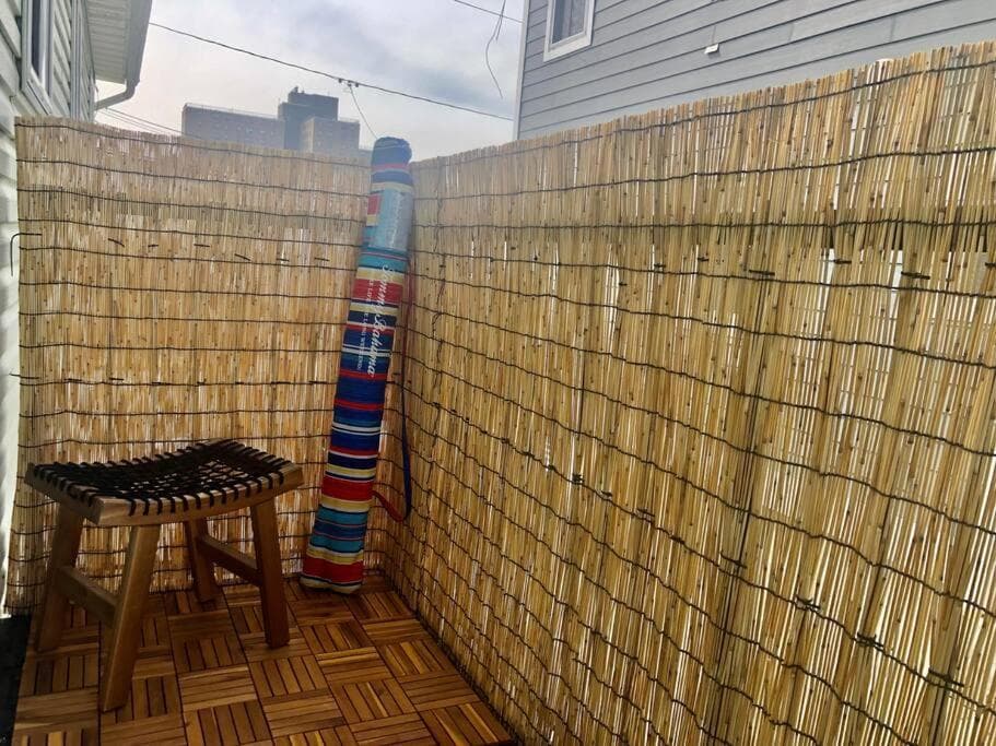 Private BR,BA,KIT, LR 9 Mins to Beach