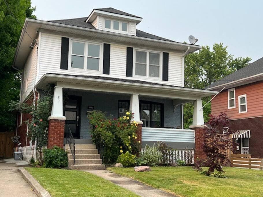Luxury and comfy Home in Niagara Falls- 28 nights minimum Stay