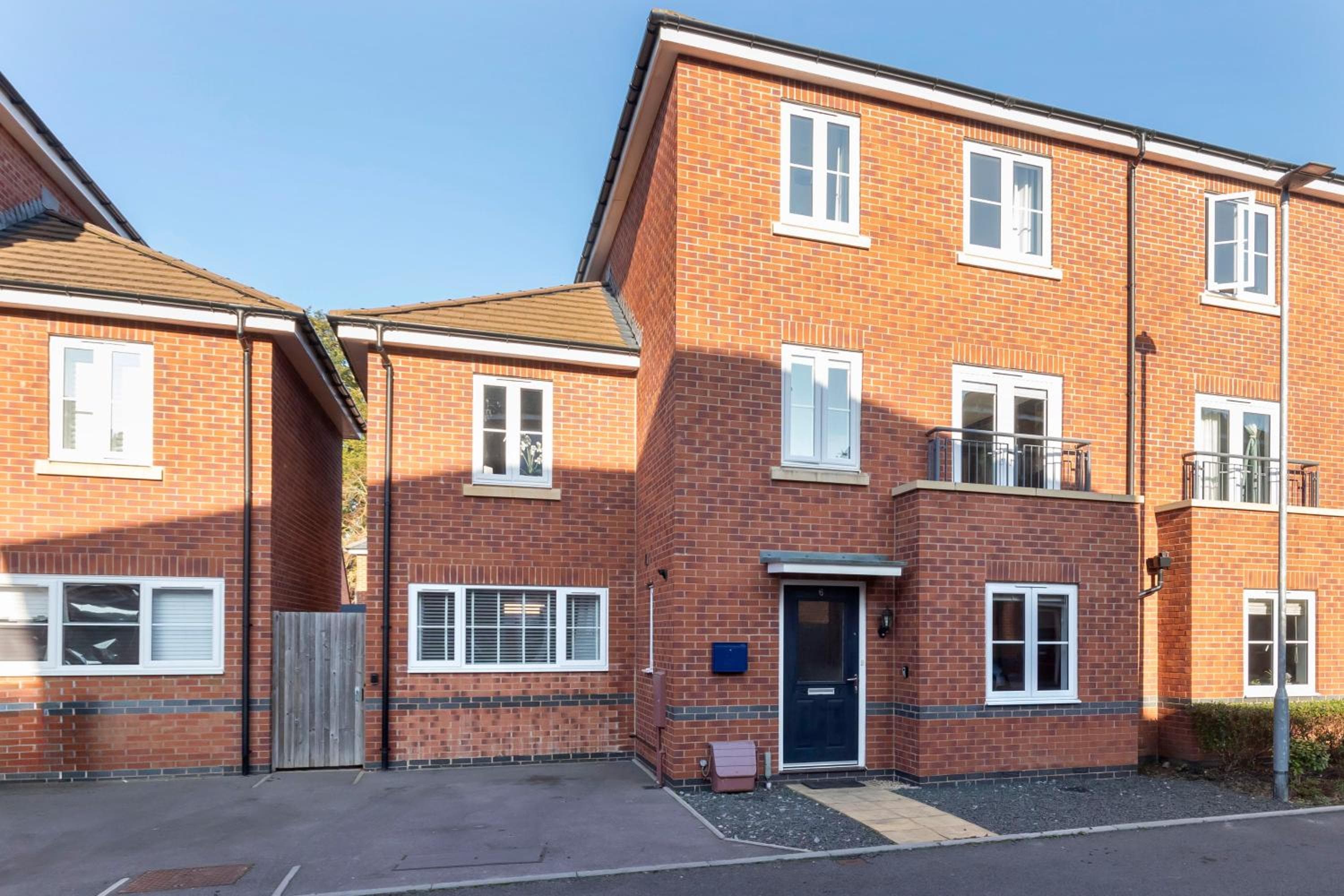 Private & Modern Studio Apartment Close to Town