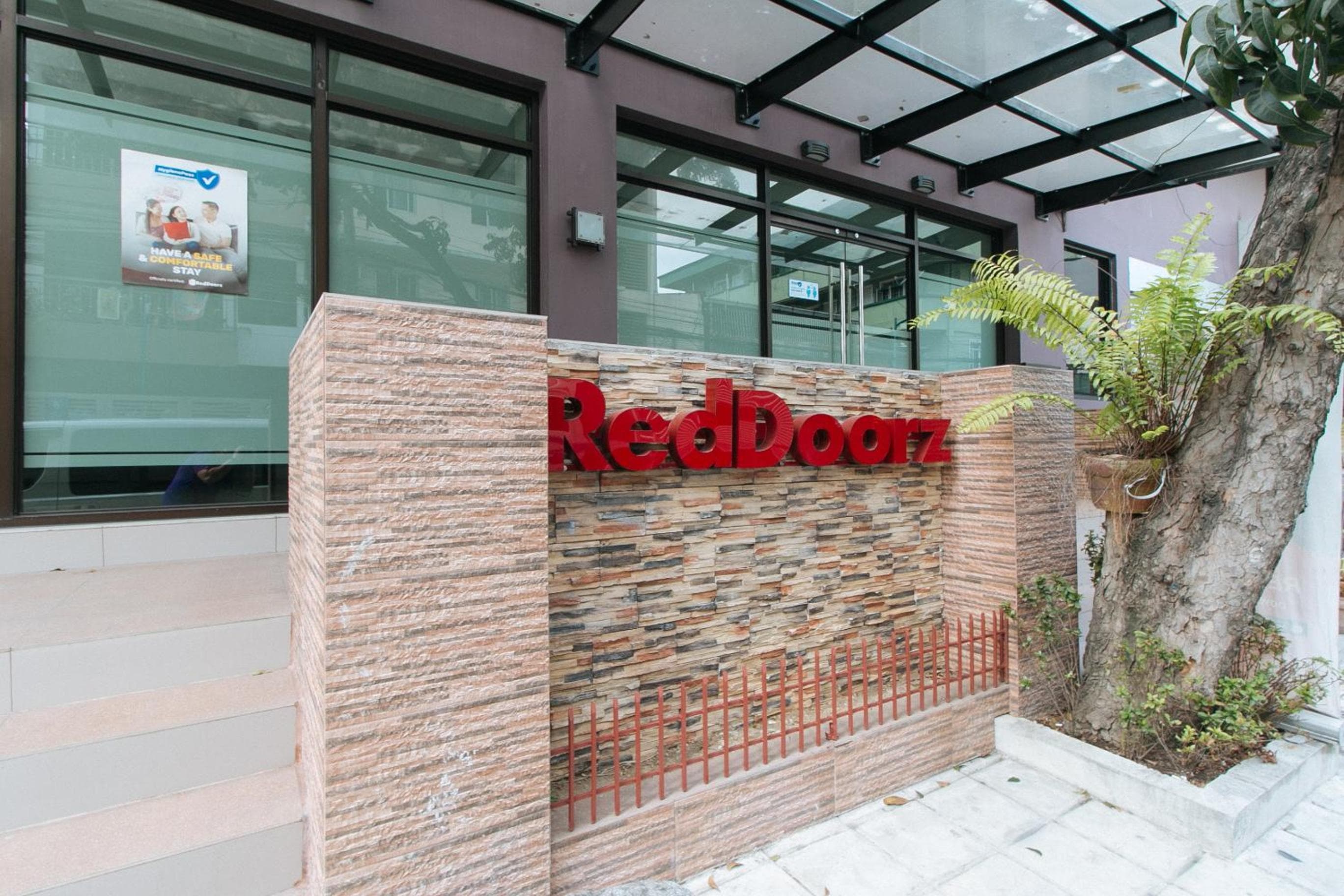RedDoorz Plus at Evangelista Street Makati