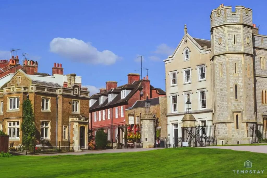 Chic 3-Bed Townhouse,2 Mins to Windsor's Long Walk