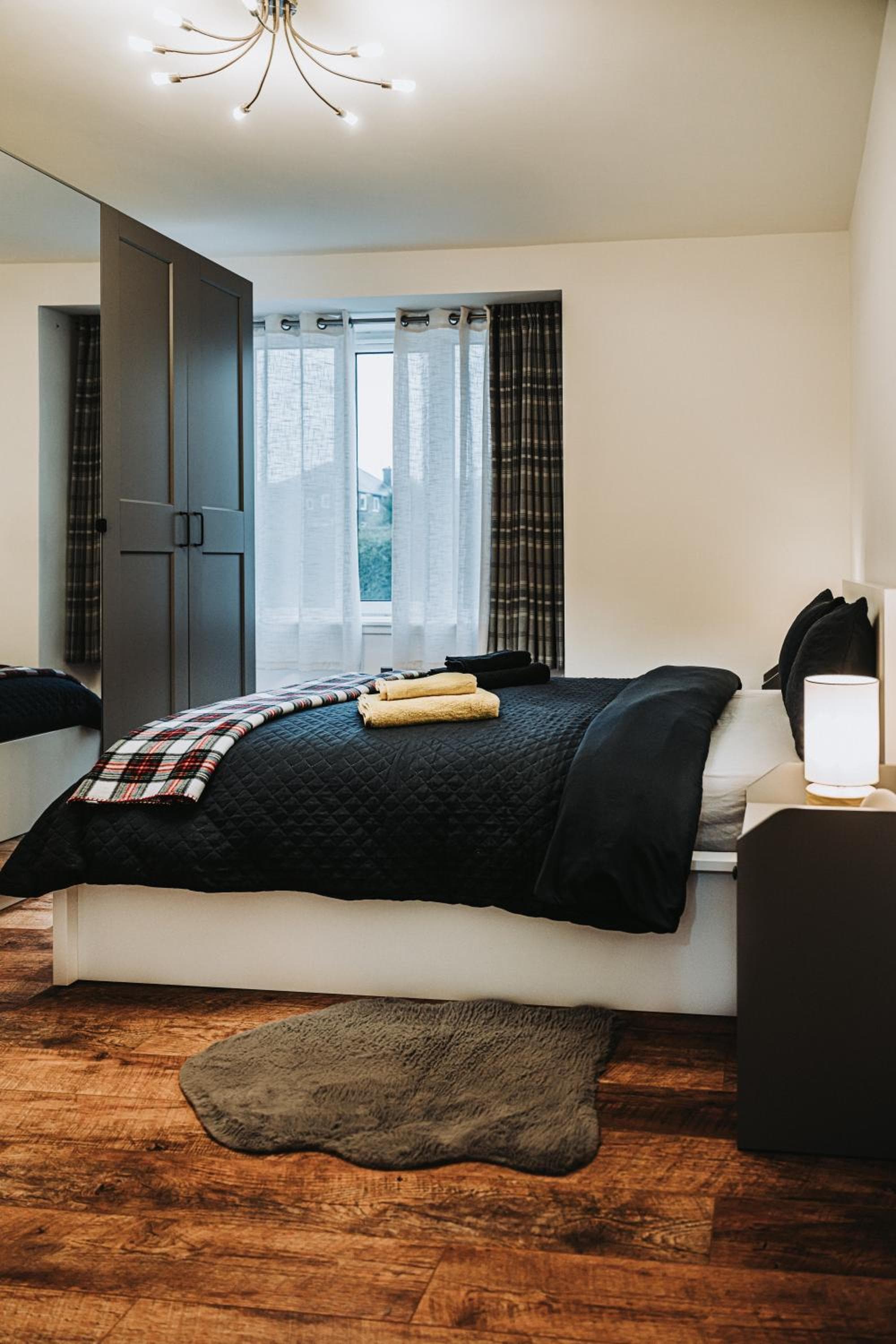 Large bedroom, close to Airport and City Centre