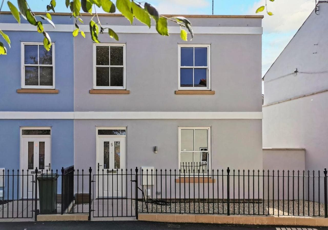 Stunning 2 Bed with Private Patio and Free Parking