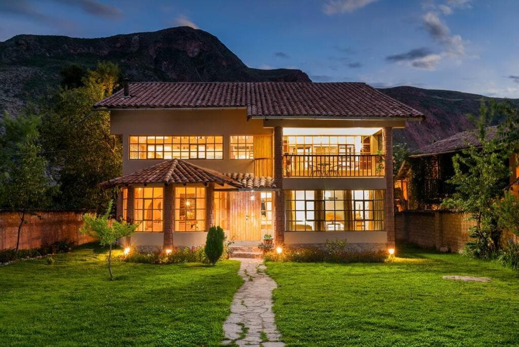 Spacious entire house with awesome mountain views