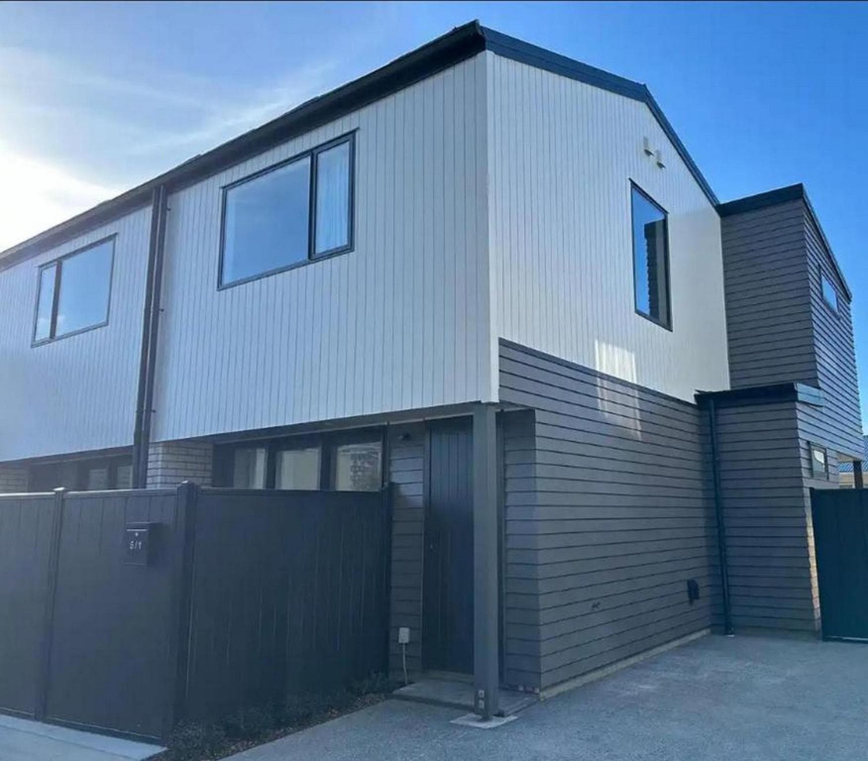 Hutt Central Modern 3-Bedroom,3- Bathroom House with Patio and Carpark- 15 Mins to Wellington CBD