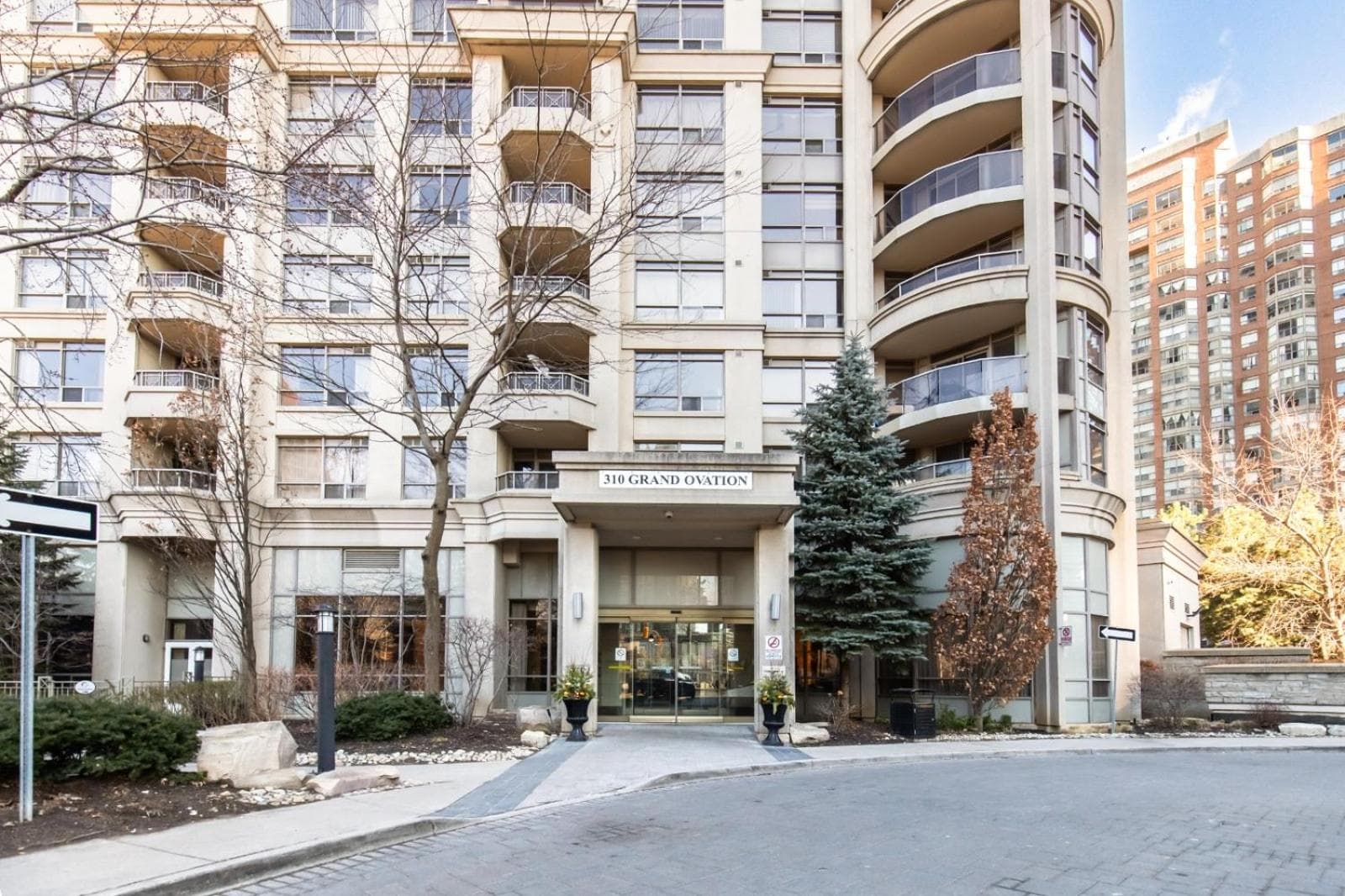 Modern 2BR 2 Bath Condo with Pool, Parking, Near YYZ and FIFA