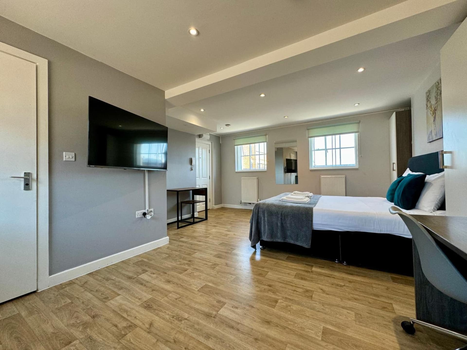 PS APARTMENTS 4