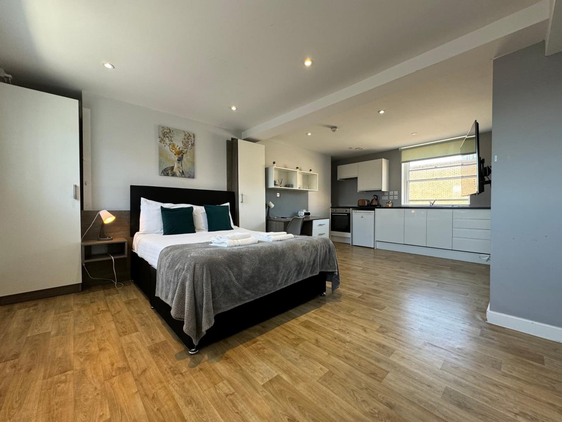 PS APARTMENTS 5