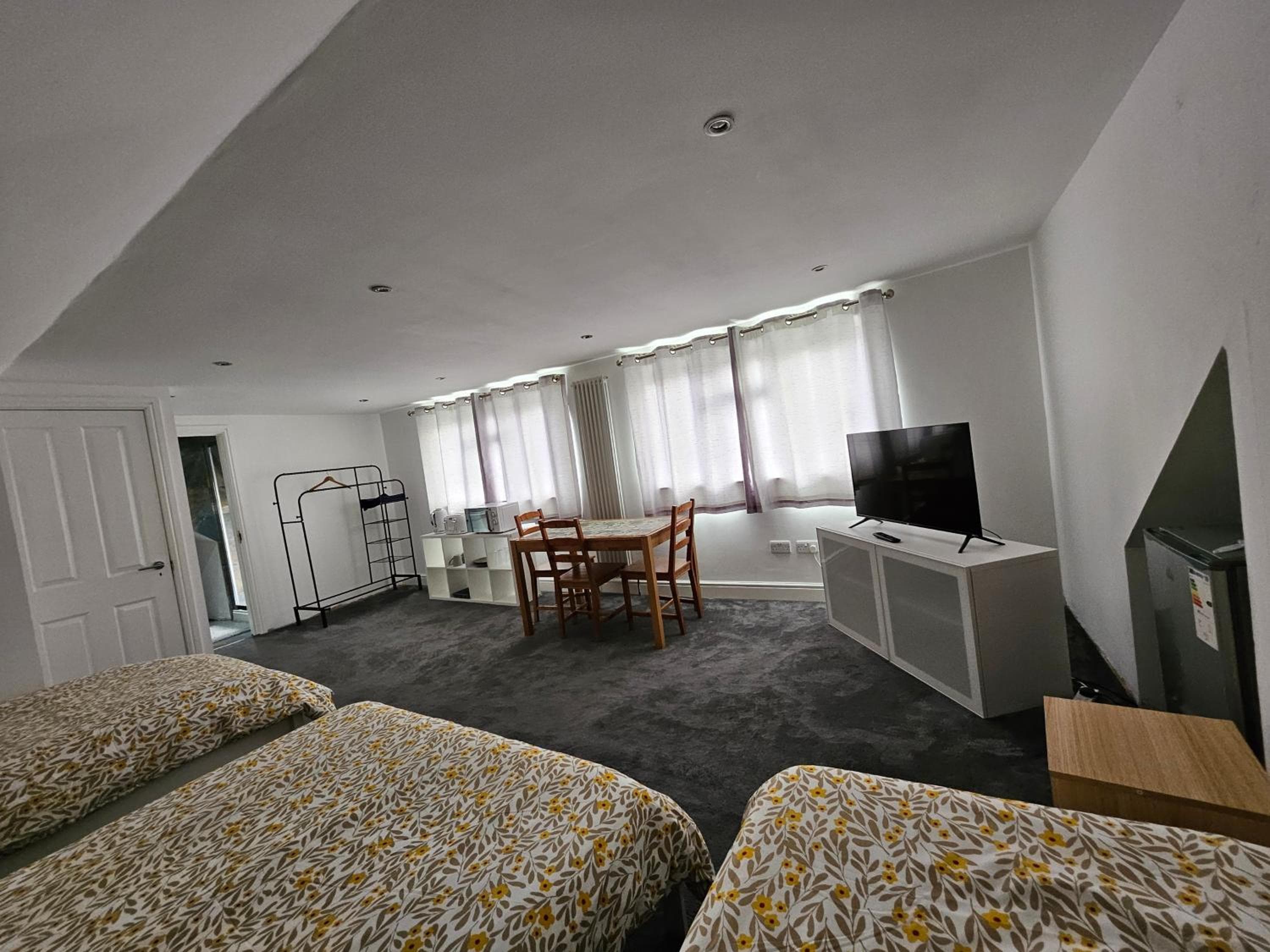 Self Contained Studio Near Windsor Attractions!