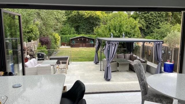Stunning double bedroom Greenwich London with en-suite bath shower room