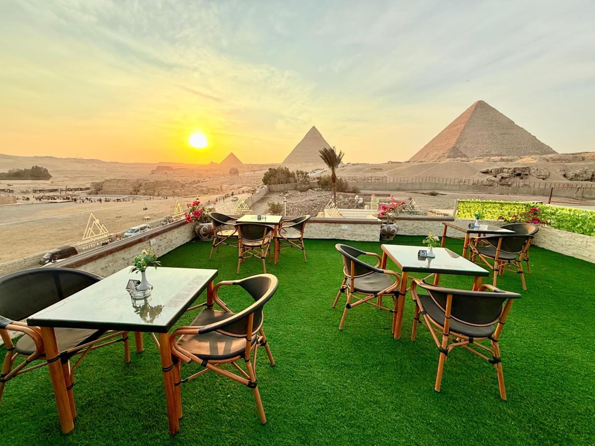 Seven Pyramids View Inn - Rooftop Breakfast