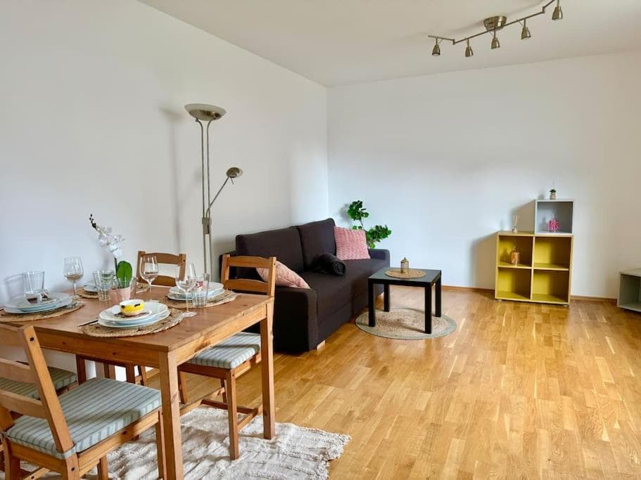 Happy Home near Airport with Free Parking