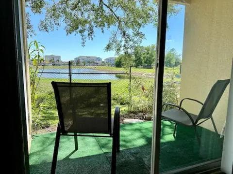 Modern 2BR Lakeview Near Orlando Airport Free Parking