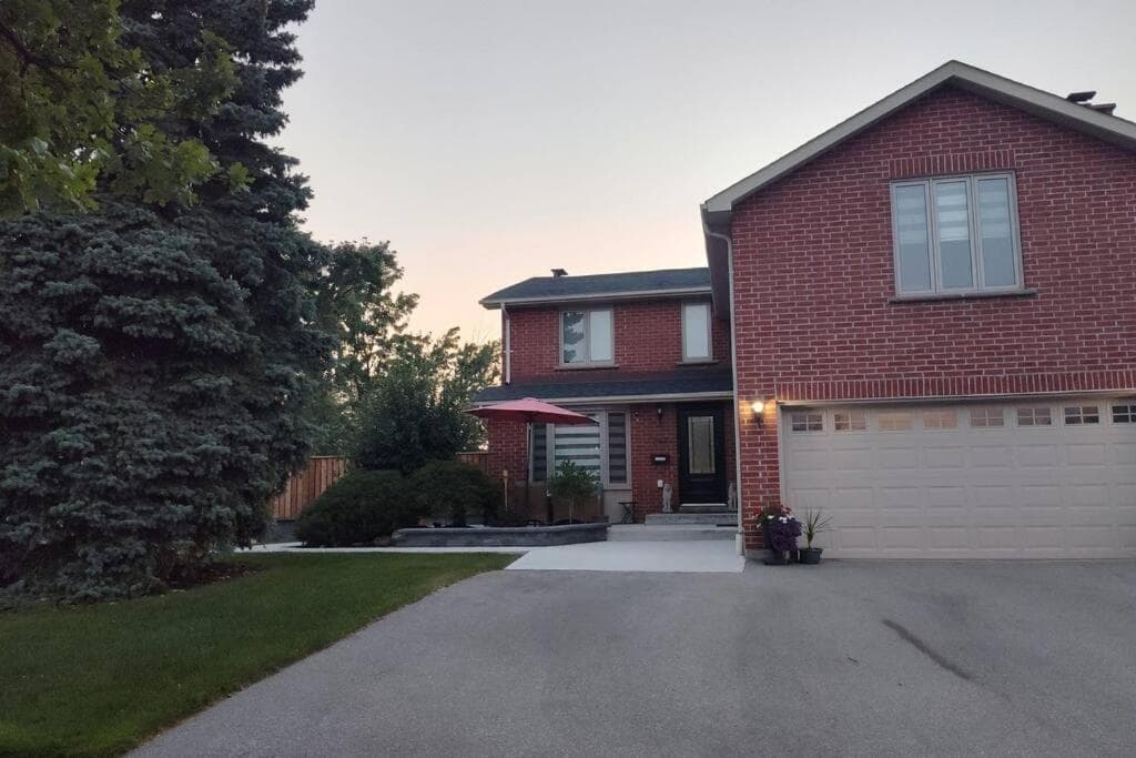2 bedroom apartment-2 free parking -14 min to Pearson airport