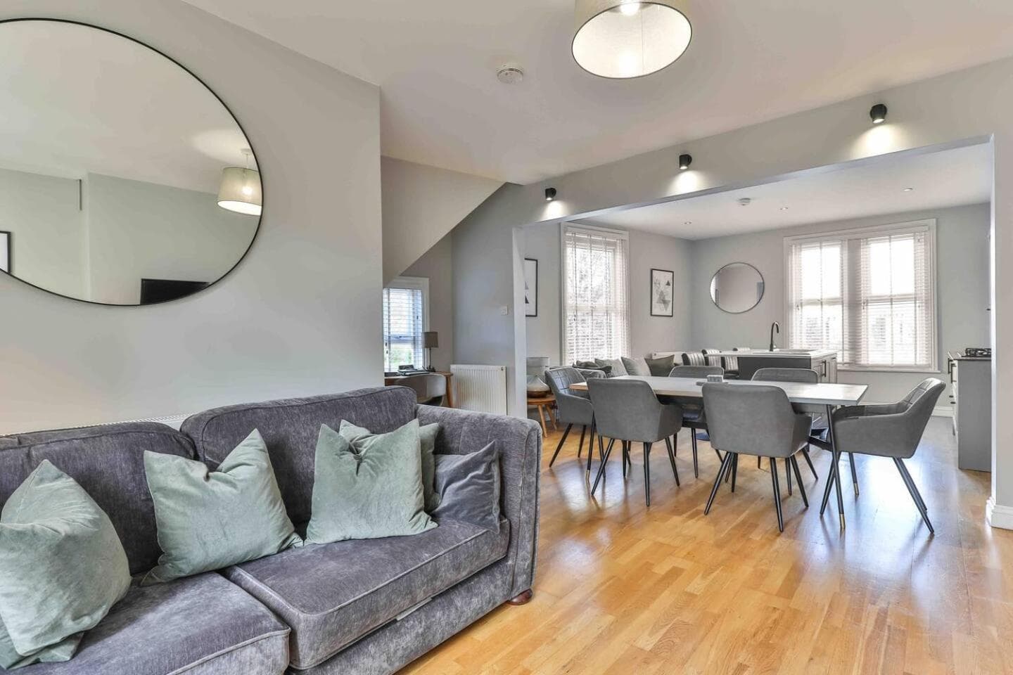 Stylish & Spacious 3 Bed Apartment with Parking