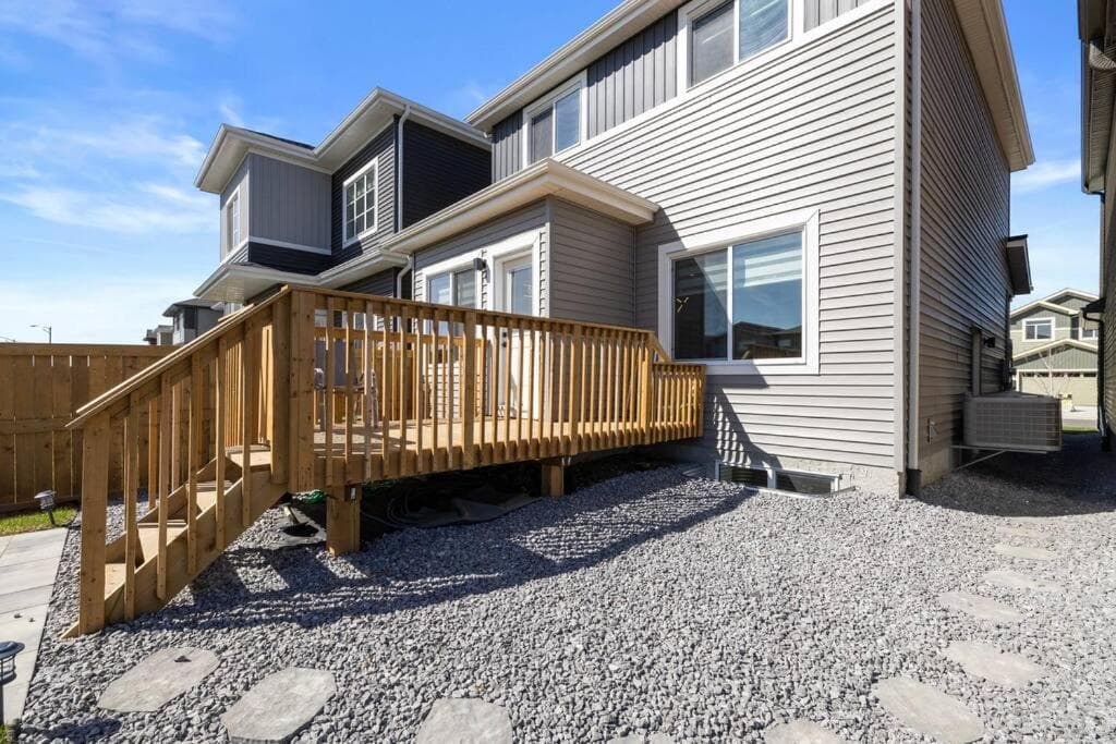 The Happy place - Luxurious, Cozy and Modern Home with 4 bedroom Air-condition, Netflix, Free Parking close to Airport and West Edmonton Mall