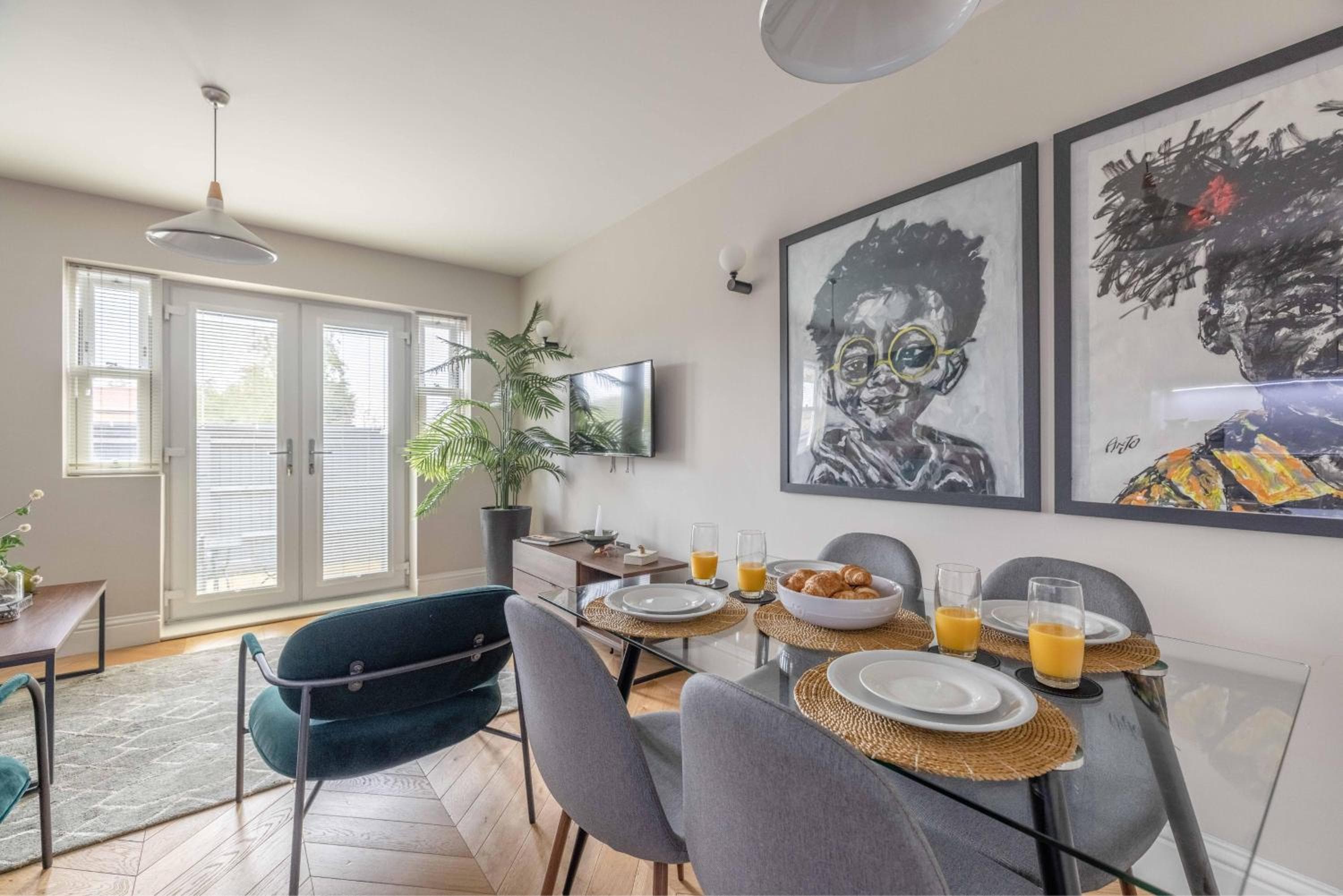 Modern 2 Bed Oasis - Private parking & Garden - By Tempstay