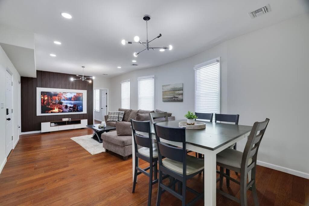 Spacious 4BR Newark Home – Family & Comfort