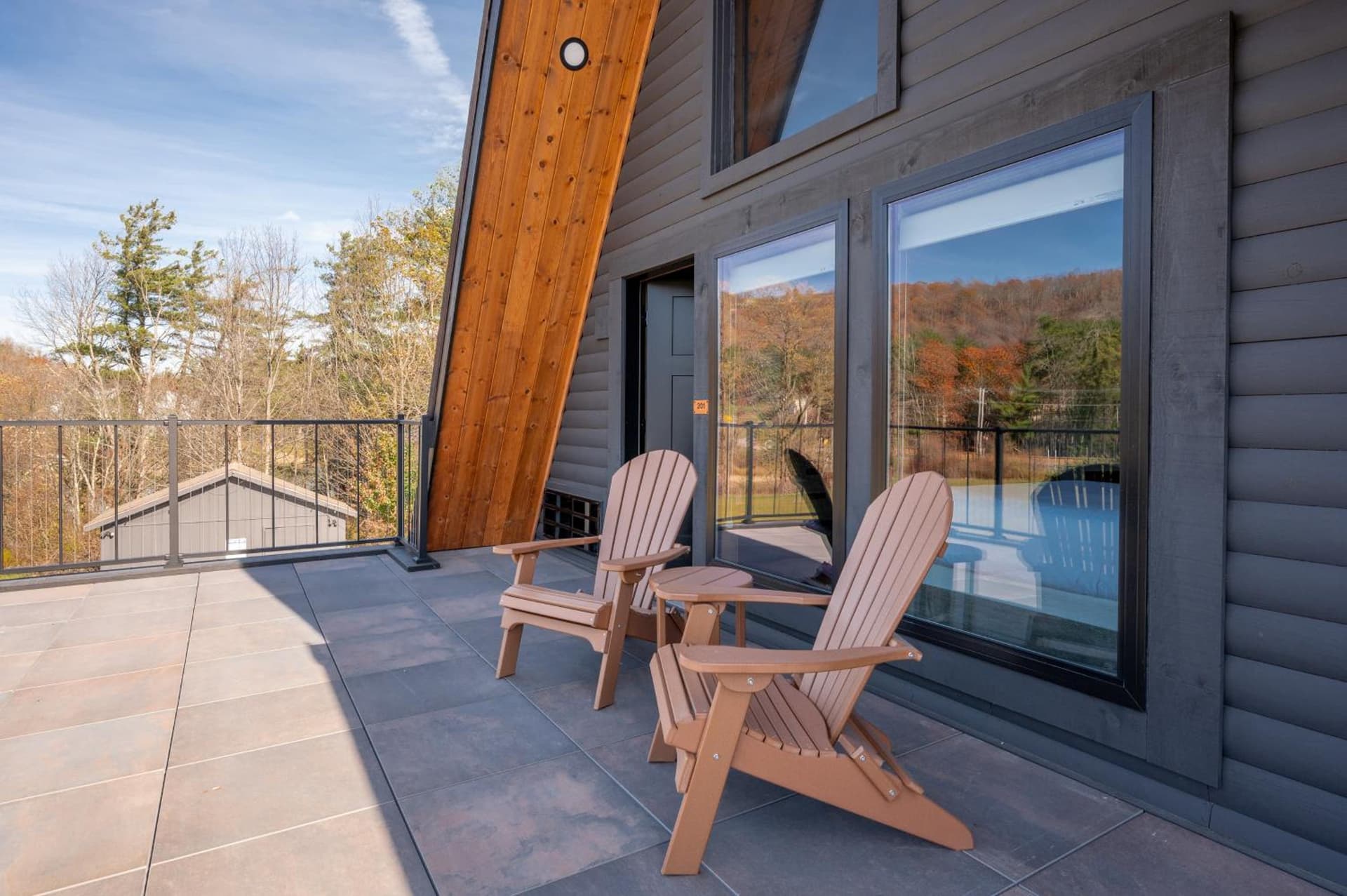 Cove Creek Lodge 201 Poolside Double Queen Fireplace Room