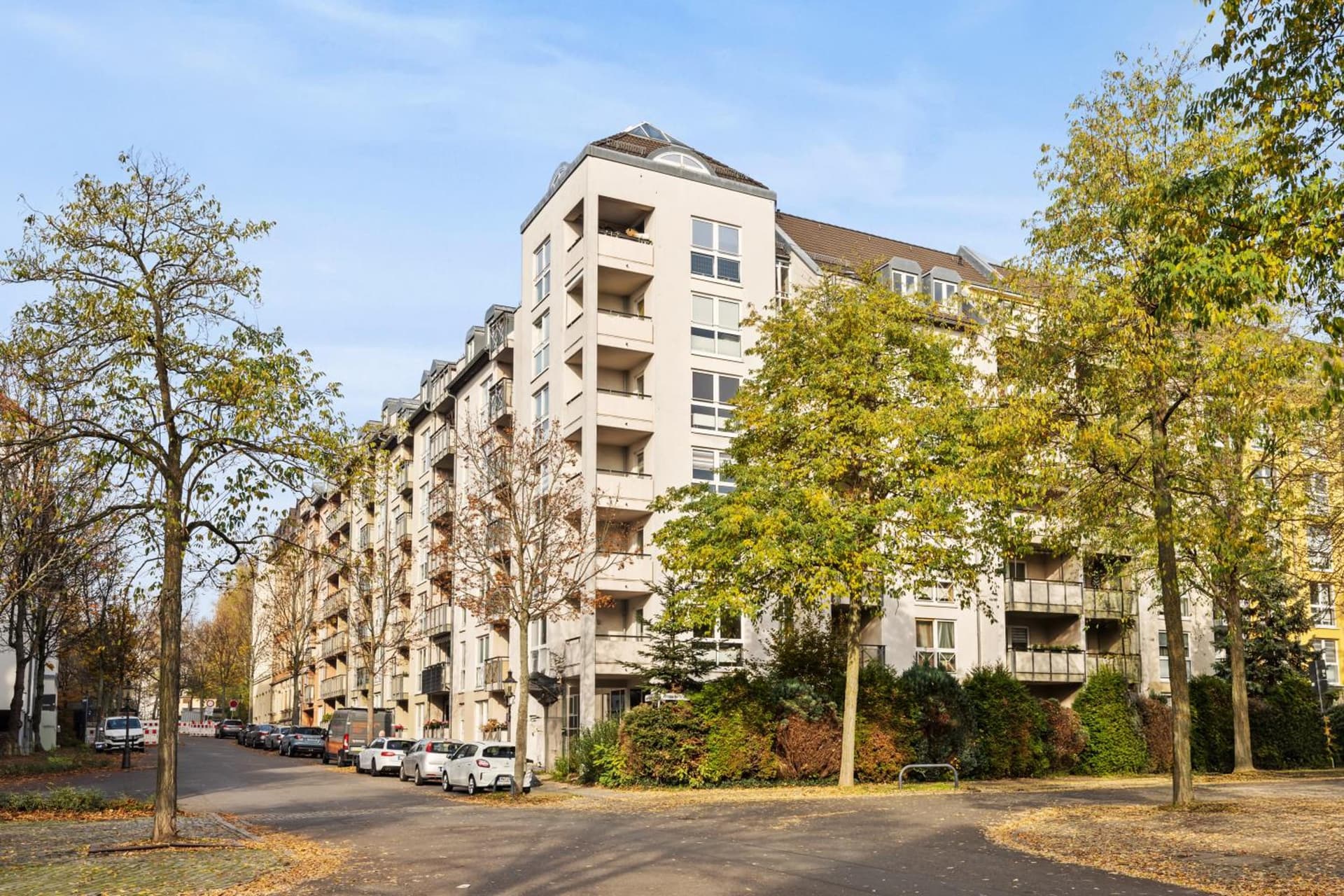 EDLER WOHNRAUM Superhelden-Studio mit Heimkino, Balkon, Boxspringbett, Siemens-Kaffeevollautomat, Lift, Parkplatz & WLAN 364 Mbps