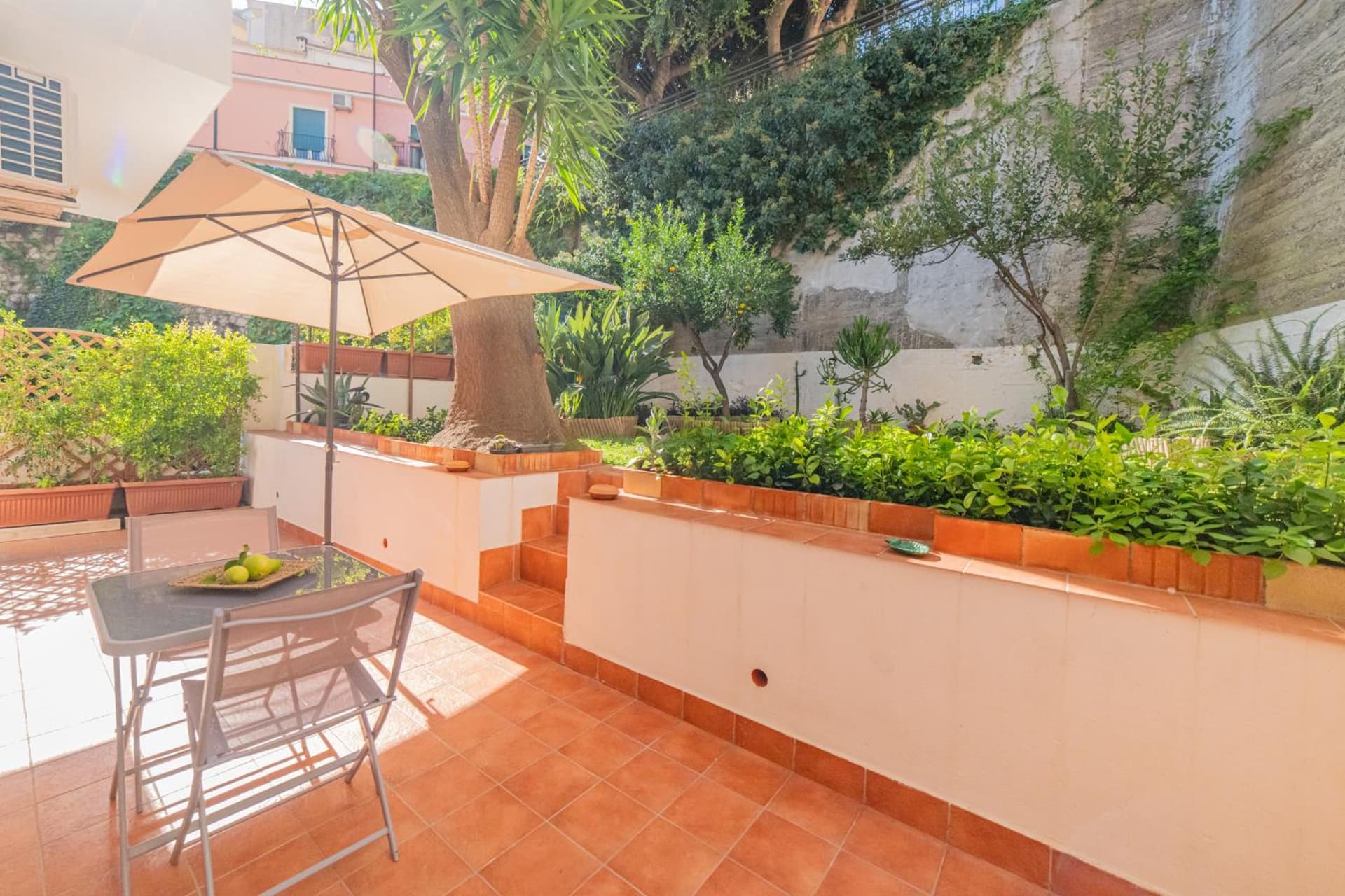Atenasio Garden Suite con giardino privato e parcheggio a Taormina Relax e Privacy