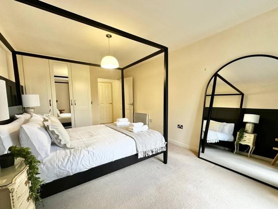 Prime Windsor Location 3 Bedroom Apartment with Free Private Parking