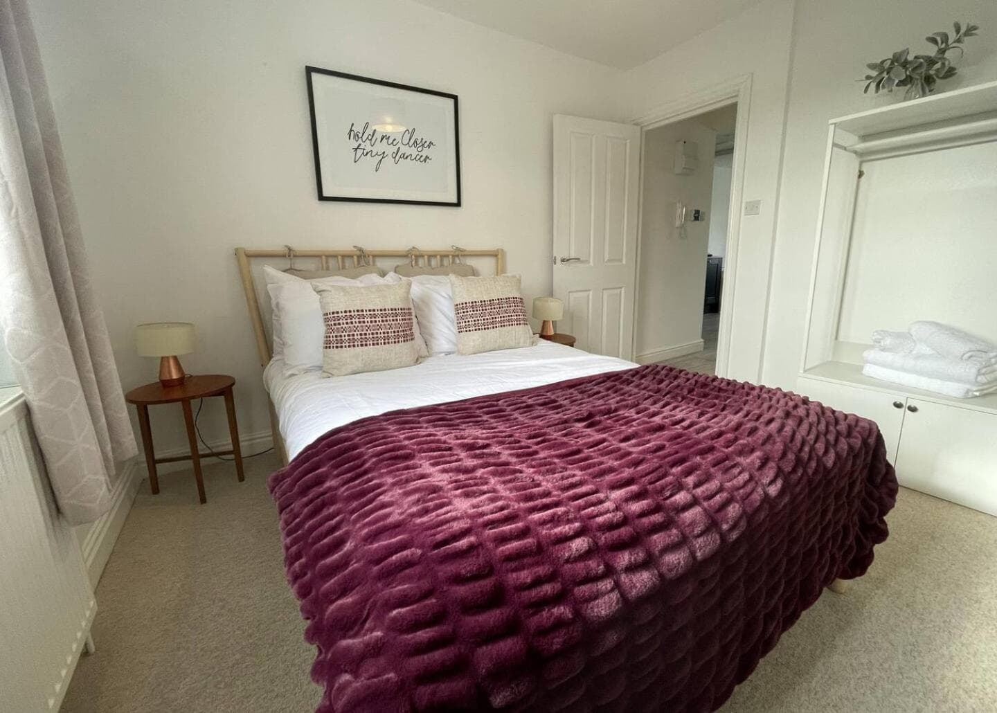 F4 Town Centre, Walk to Races! Sleeps 4