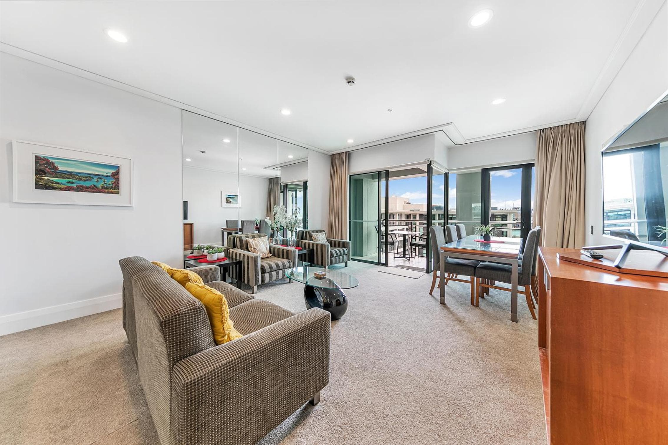 Sophisticated Spacious APT w Stunning Harbour View