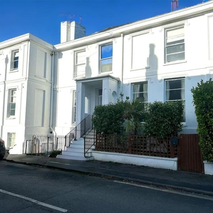 Beautiful & Vast Central Apartment Free Parking