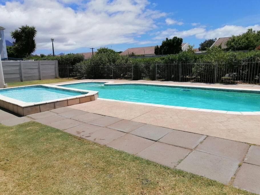 Lovely 2 bed in a secure complex with BBQ area