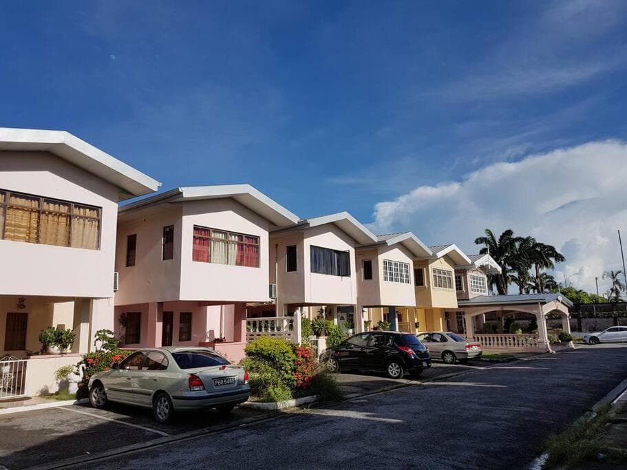 Comfortable 3 Bedroom Townhouse great location