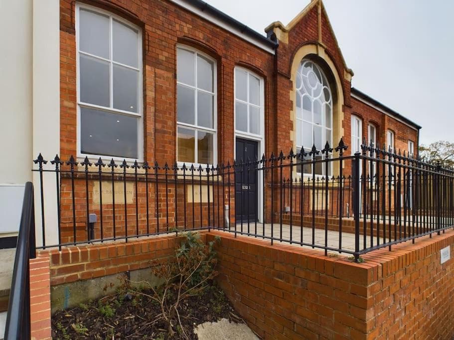 Arcadia House Town Centre Stay 2-Bed Chapel Conversion with Private Parking