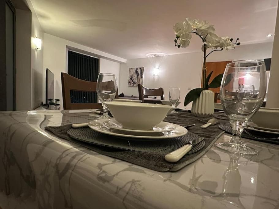 Modern 2-Bedroom Apartment in Sheffield City Centre with Balcony, 2 Bathrooms & 4K Smart TV - Sleeps 6