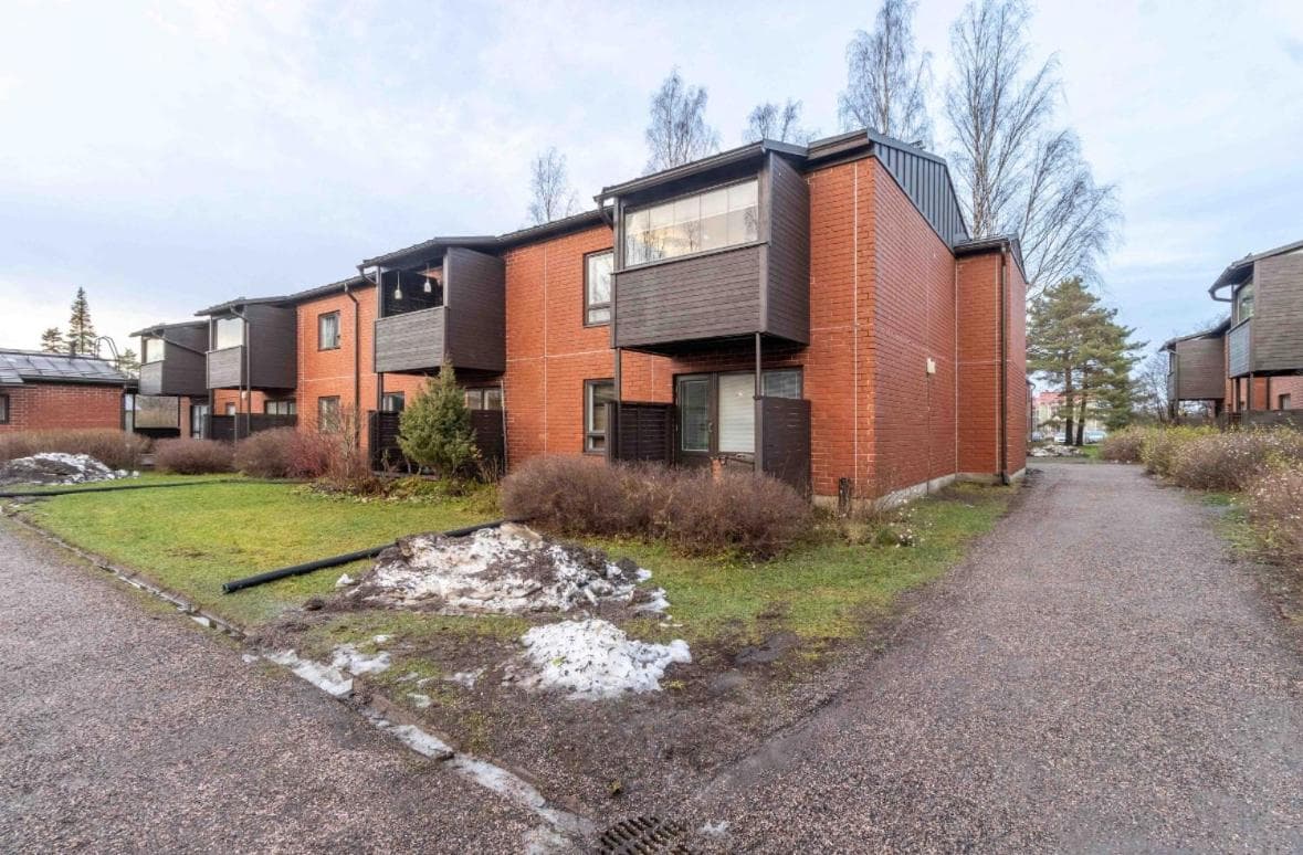 Only 9 mins from the airport 74,5 m2 apartment with free parking & beds for 7