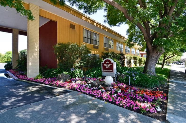 Days Inn & Suites by Wyndham Mountain View