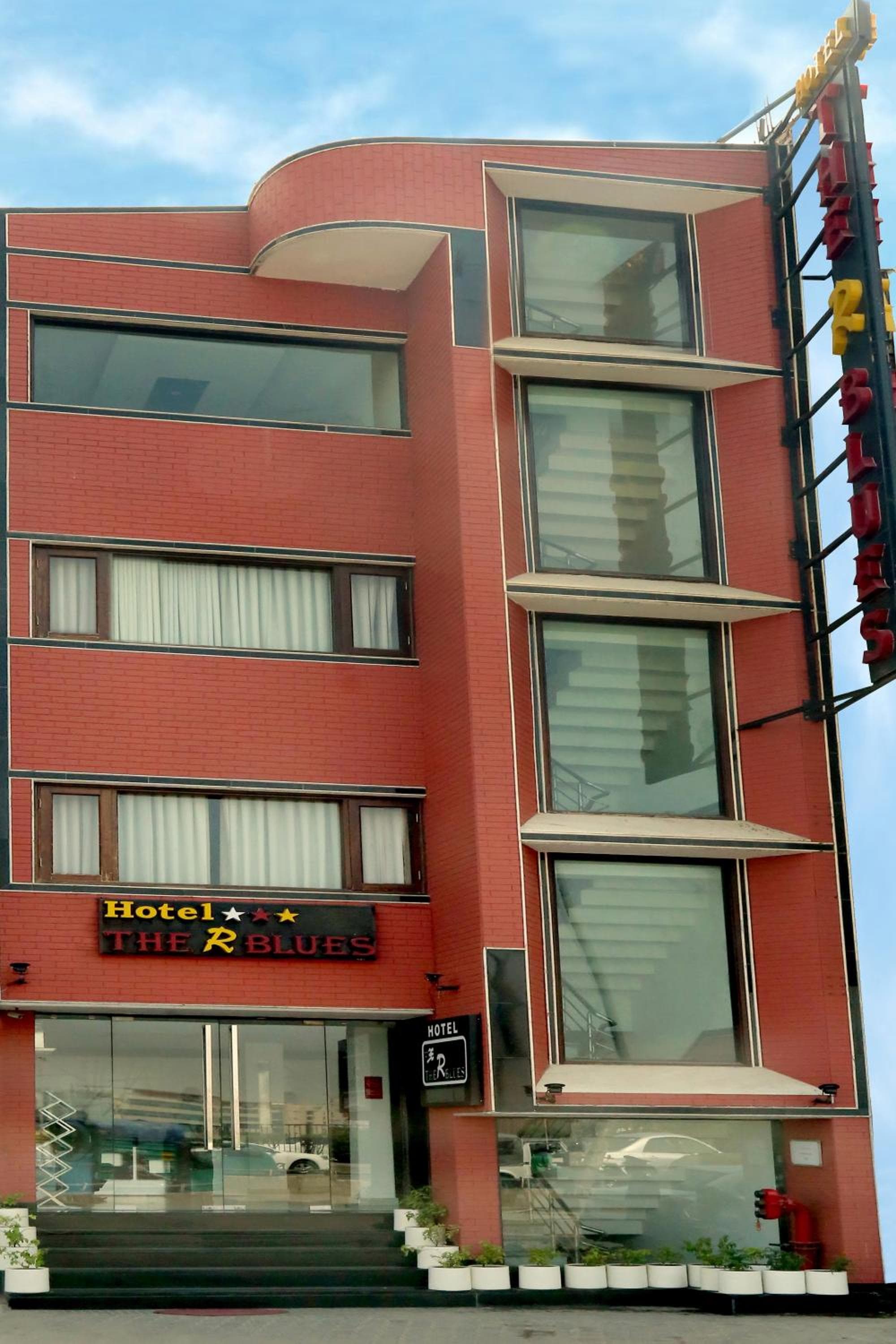 Hotel The R Blues - Near IGI Airport New Delhi