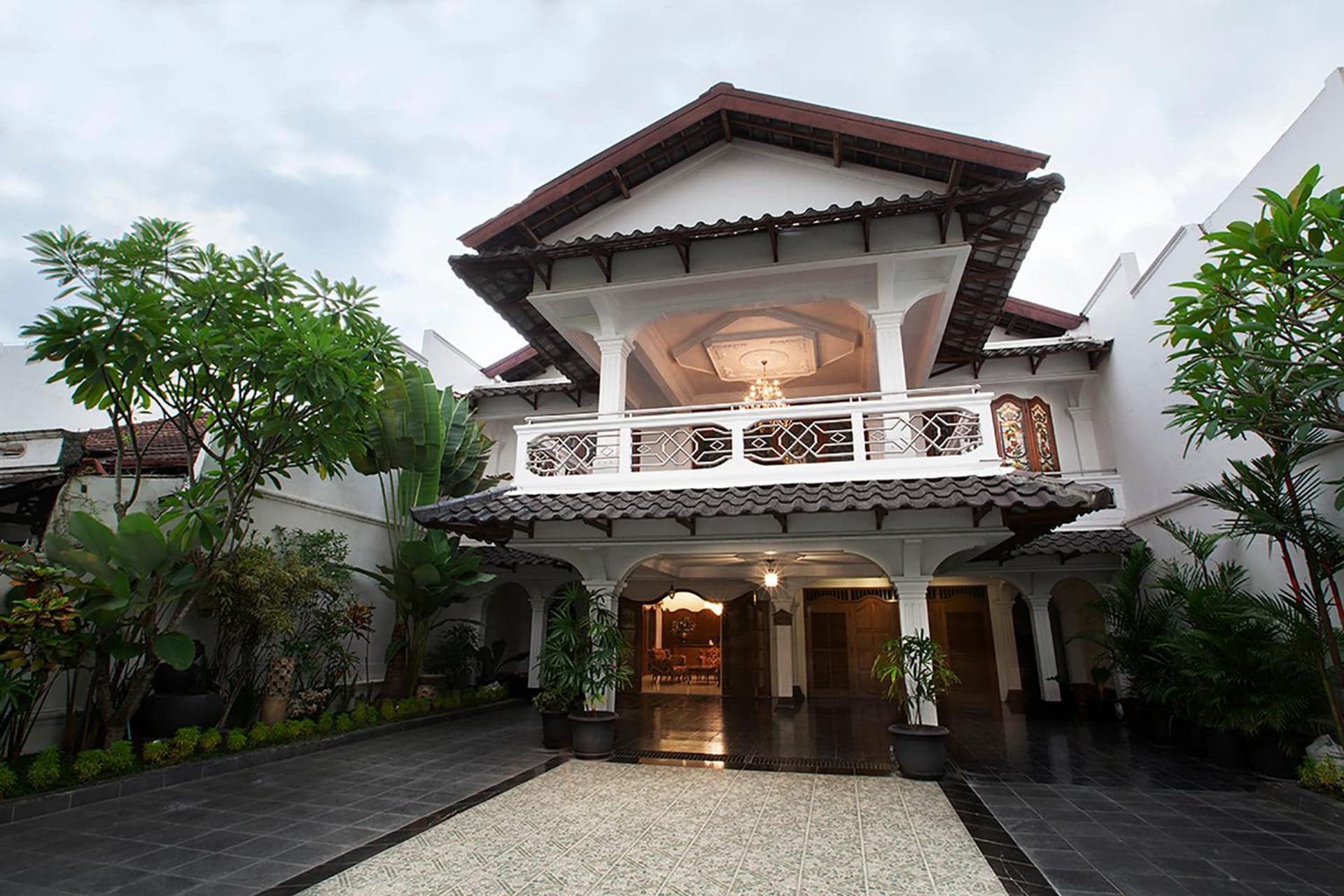 Raintree Boutique Villa & Gallery
