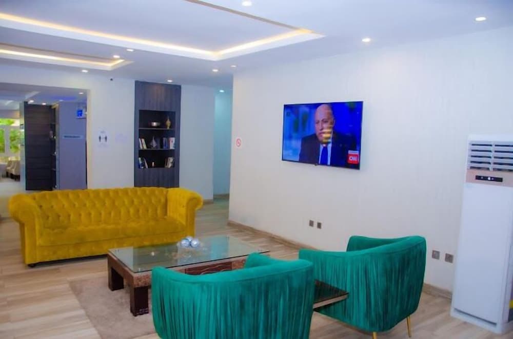Sound View Lounge and Apartments