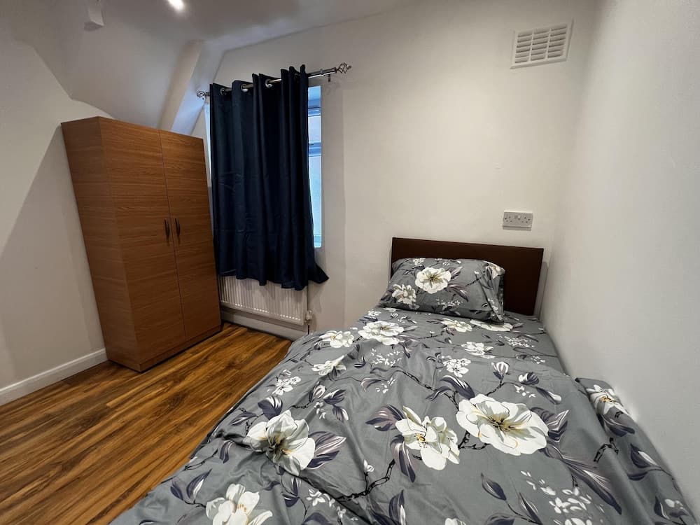 Lovely 6-bed House in Windsor