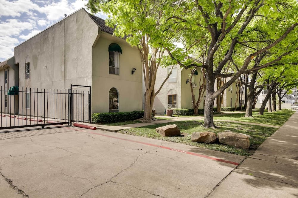 Contemporary Dallas Condo w/ Pool Access!