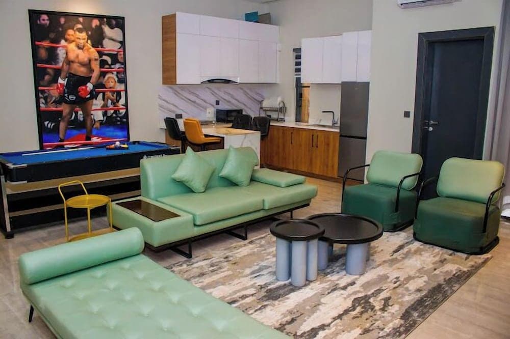 C33 Apartment And Suites