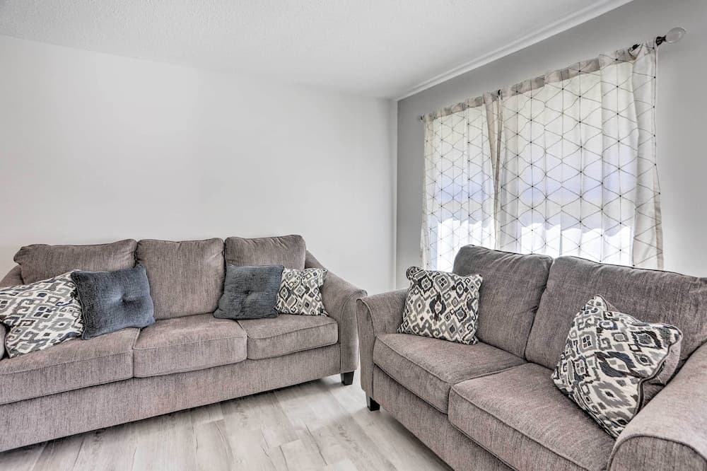 5 Mi to UT: Quiet Toledo Duplex Near Parks!