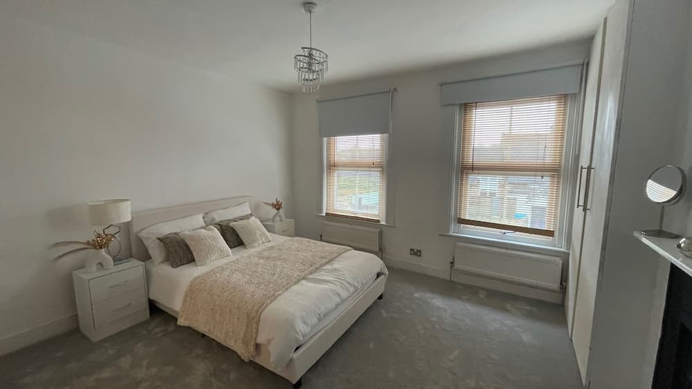 House - Sleeps 6 - Garden - Parking