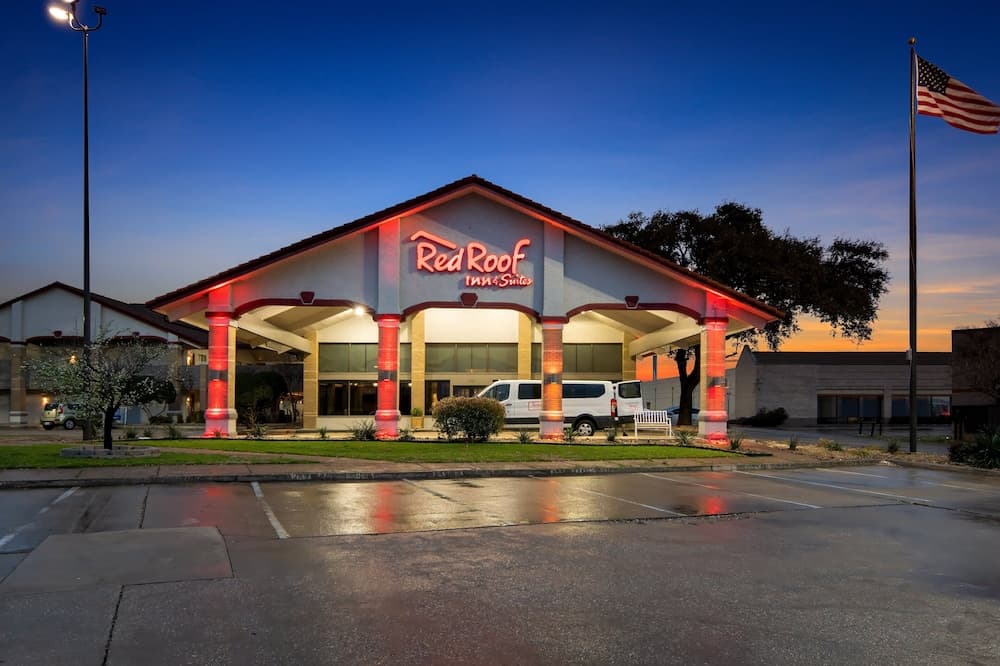 Red Roof Inn & Suites Irving – DFW Airport South