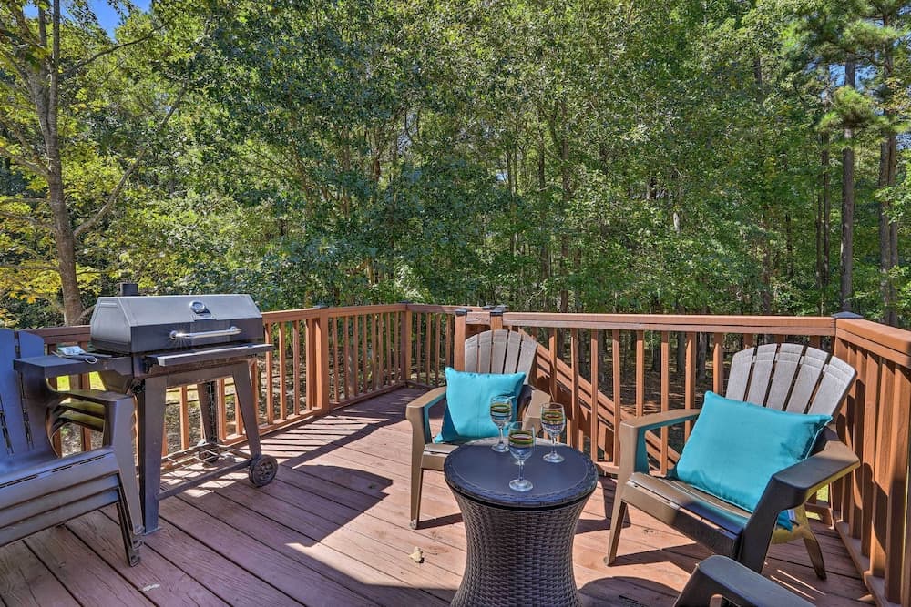Peaceful Dallas Home w/ Deck + Charcoal Grill
