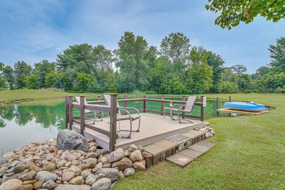 1 Block to Lake Huron: Pet-friendly Apt w/ Kayaks